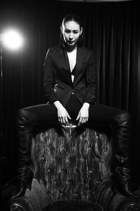 Биеийг нь нэвт гэрэлтүүлсэн торон даашинзаар О.Уянга “гангарав”